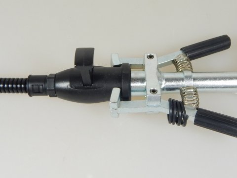 Napojení flexihadice pomocí šoupacího ventilu a IVC kleští